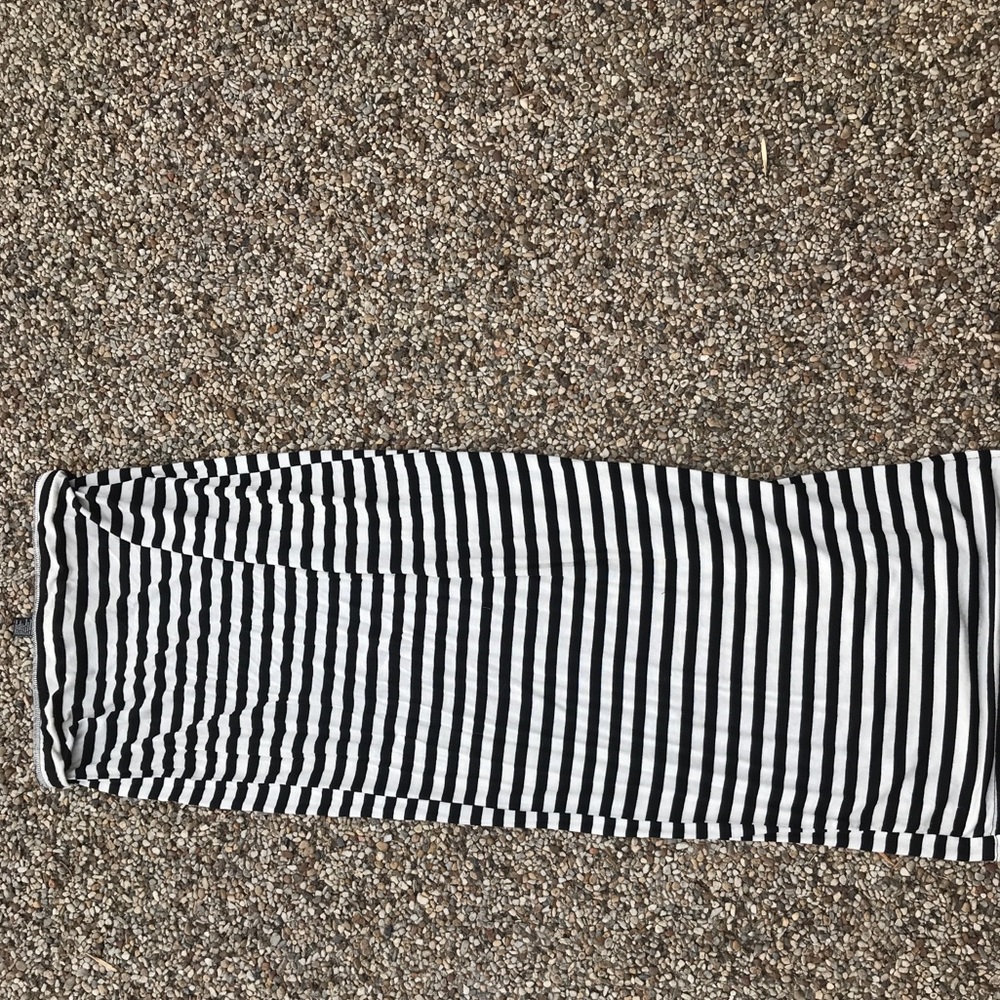 Fitted knee-length stripped skirt